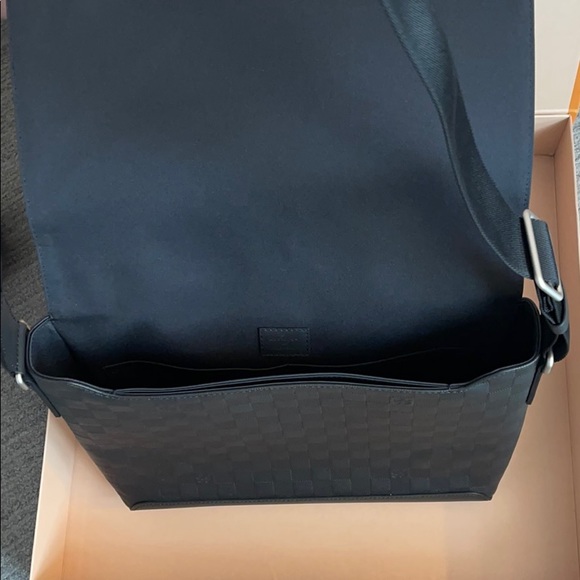 Louis Vuitton District MM Damier Infini Leather - Picture 5 of 12